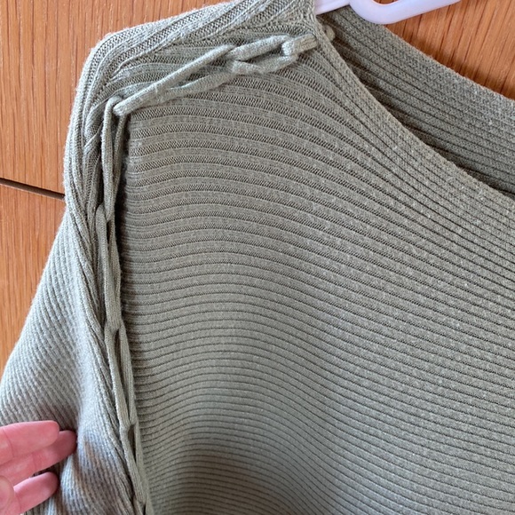 NWOT Magaschoni sweater size Large. Crop style - Picture 3 of 3